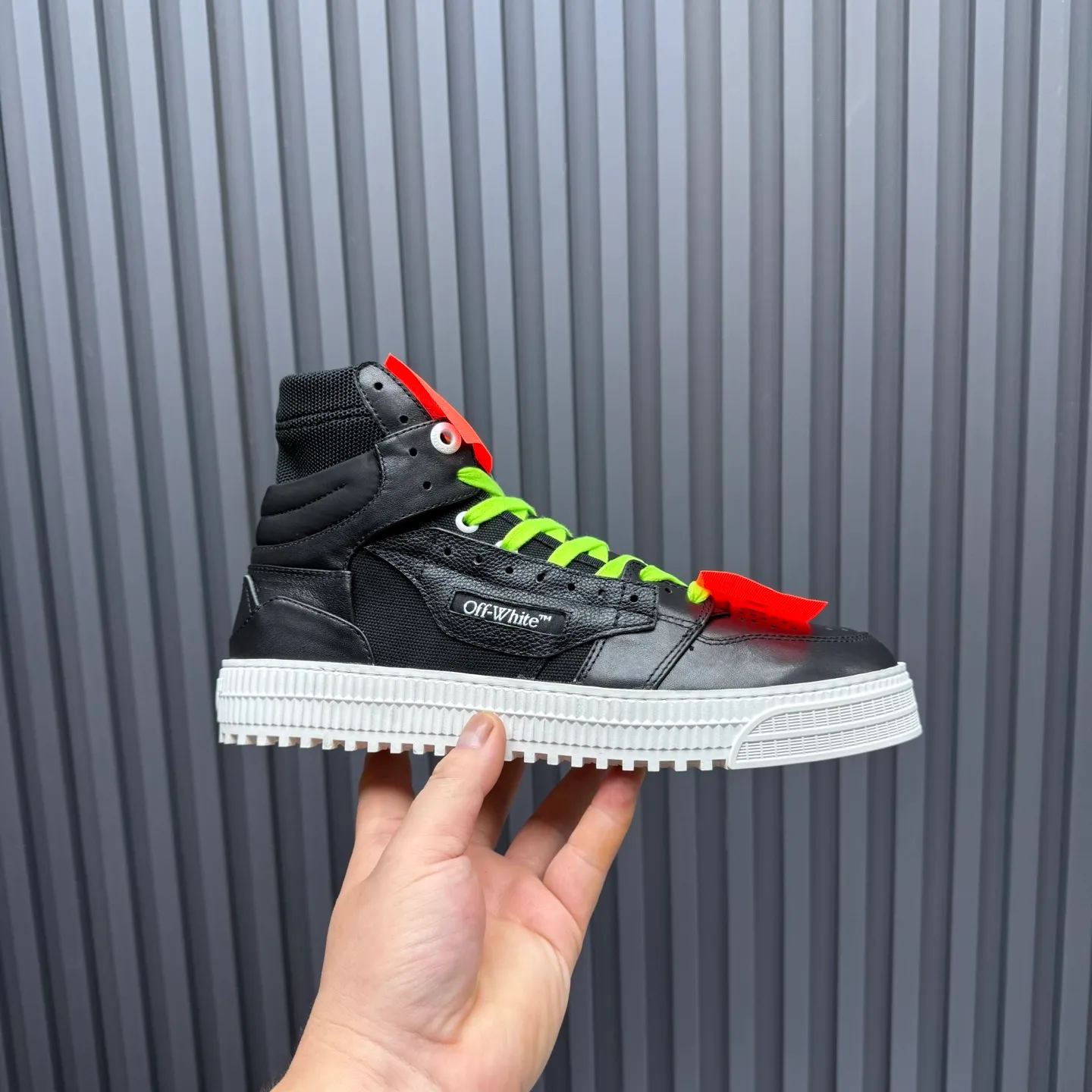Men's shoes💰740 OFF WHITE ⚡️Couple style⚡️The latest spring style street casual shoes, released with the highest quality version on the market👊Series original mold opening, original lasting, production technology 1:1 original version➰🔜The best choice for more and more celebrities and Internet celebrities🔸In the classics Changes in the code🔸Innovate in the trend🔸Strive to break away from the shackles of bad street design🔝Although he is not the originator of fashion design, he is definitely a shining dark horse in avant-garde design🐴🆙Do not follow the trend🔅Not universal beauty🔅 Fabric💯First-layer cowhide Lining💯Imported skin-friendly and environmentally friendly polyester mesh Foot pads💯Original molded high-elastic environmentally friendly molding pads Midsole💯Made with original last-last technology Outsole💯Rubber outsole Packaging💯Official website synchronizes full set of packaging (brand wrapping paper, brand certificate, brand cloth bag) Code numbers 35-44, 45 46 Customized